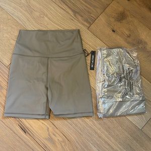 Set active sage tan light grey biker shorts